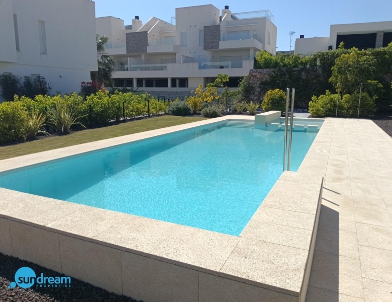 Exclusiva villa independiente con piscina privada a la venta en La Finca Golf Resort