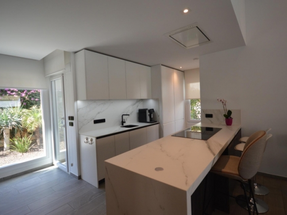Exclusiva villa independiente con piscina privada a la venta en La Finca Golf Resort