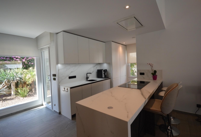 Exclusiva villa independiente con piscina privada a la venta en La Finca Golf Resort
