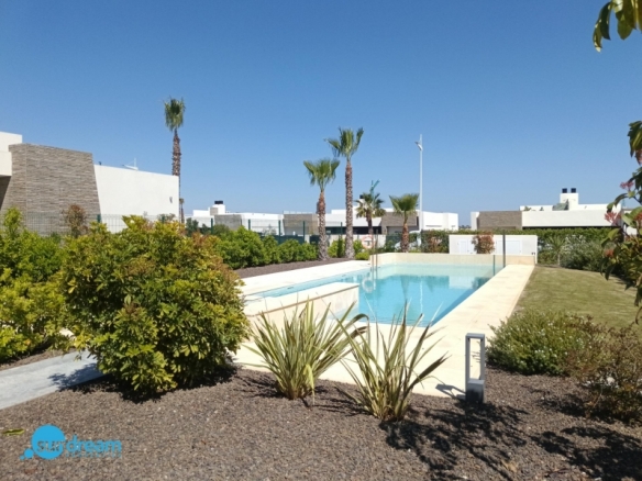 Exclusiva villa independiente con piscina privada a la venta en La Finca Golf Resort