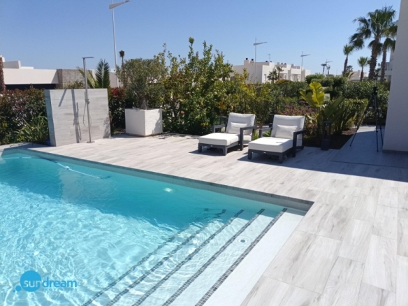 Exclusiva villa independiente con piscina privada a la venta en La Finca Golf Resort