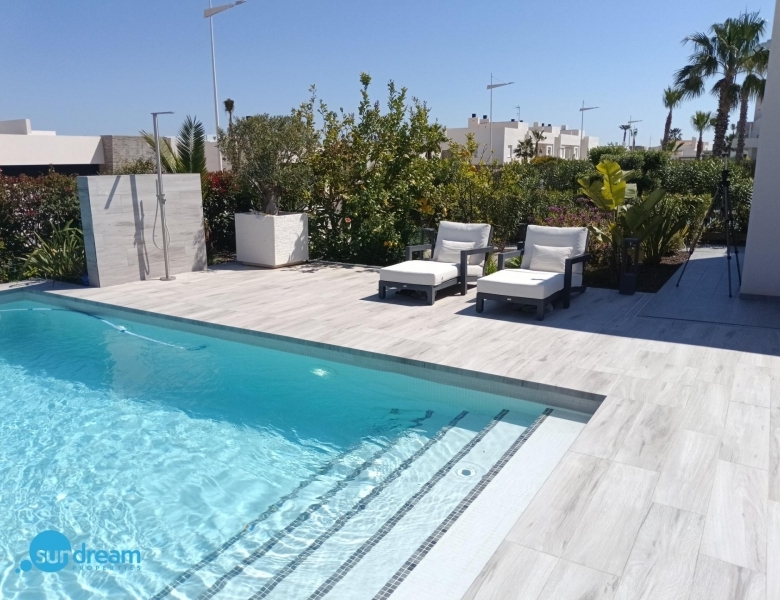 Exclusiva villa independiente con piscina privada a la venta en La Finca Golf Resort