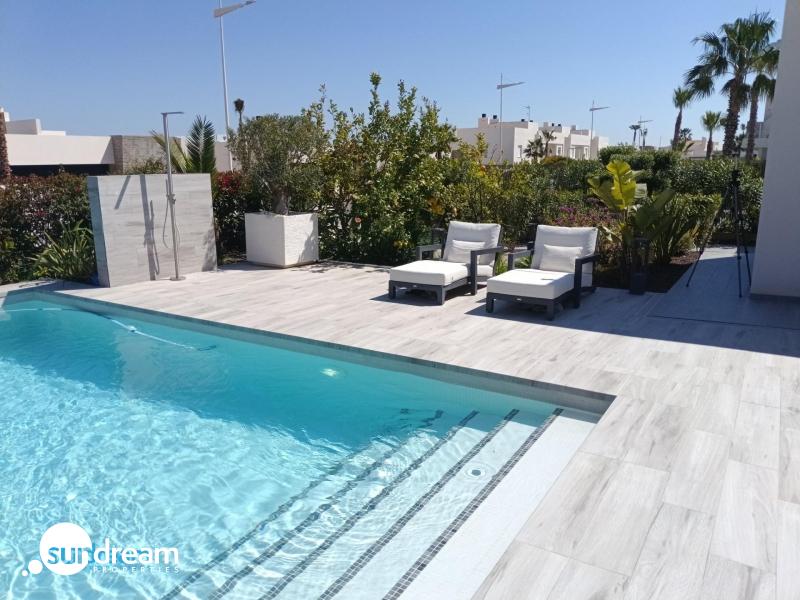 Exclusiva villa independiente con piscina privada a la venta en La Finca Golf Resort