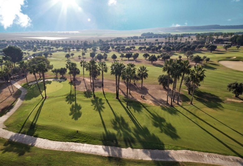 Exclusiva villa independiente con piscina privada a la venta en La Finca Golf Resort