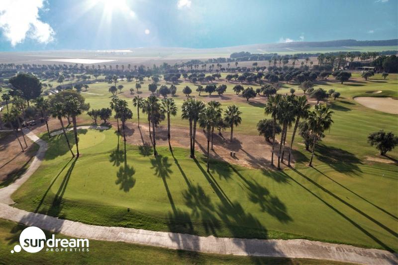 Exclusiva villa independiente con piscina privada a la venta en La Finca Golf Resort