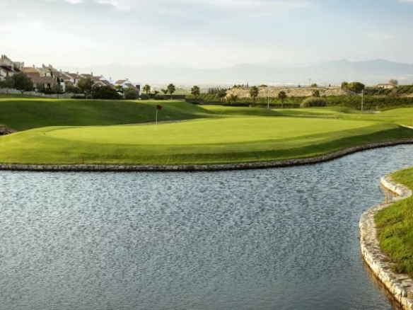 Exclusiva villa independiente con piscina privada a la venta en La Finca Golf Resort