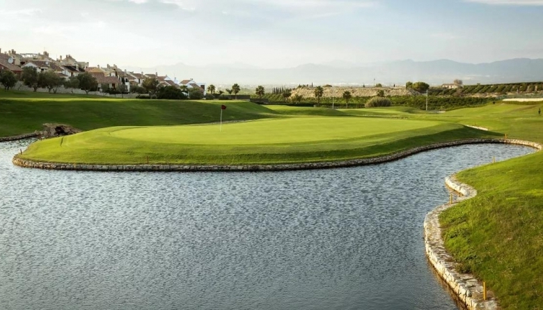 Exclusiva villa independiente con piscina privada a la venta en La Finca Golf Resort
