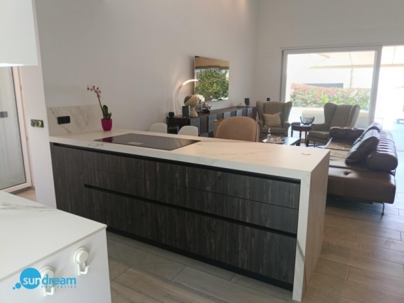 Exclusiva villa independiente con piscina privada a la venta en La Finca Golf Resort