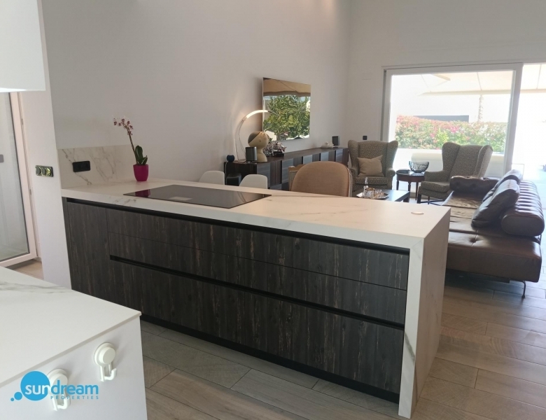 Exclusiva villa independiente con piscina privada a la venta en La Finca Golf Resort