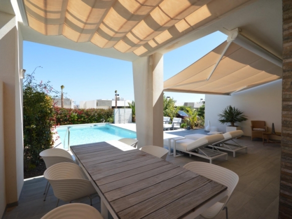 Exclusiva villa independiente con piscina privada a la venta en La Finca Golf Resort